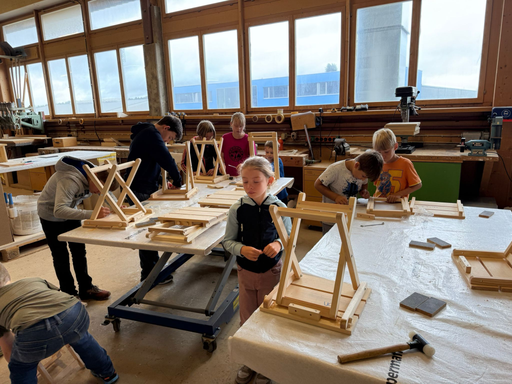 Arbeiten mit Holz bei der Schreinerei Bründler AG