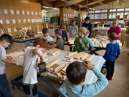 Arbeiten mit Holz bei der Schreinerei Bründler AG