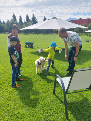 Kind und Hund
